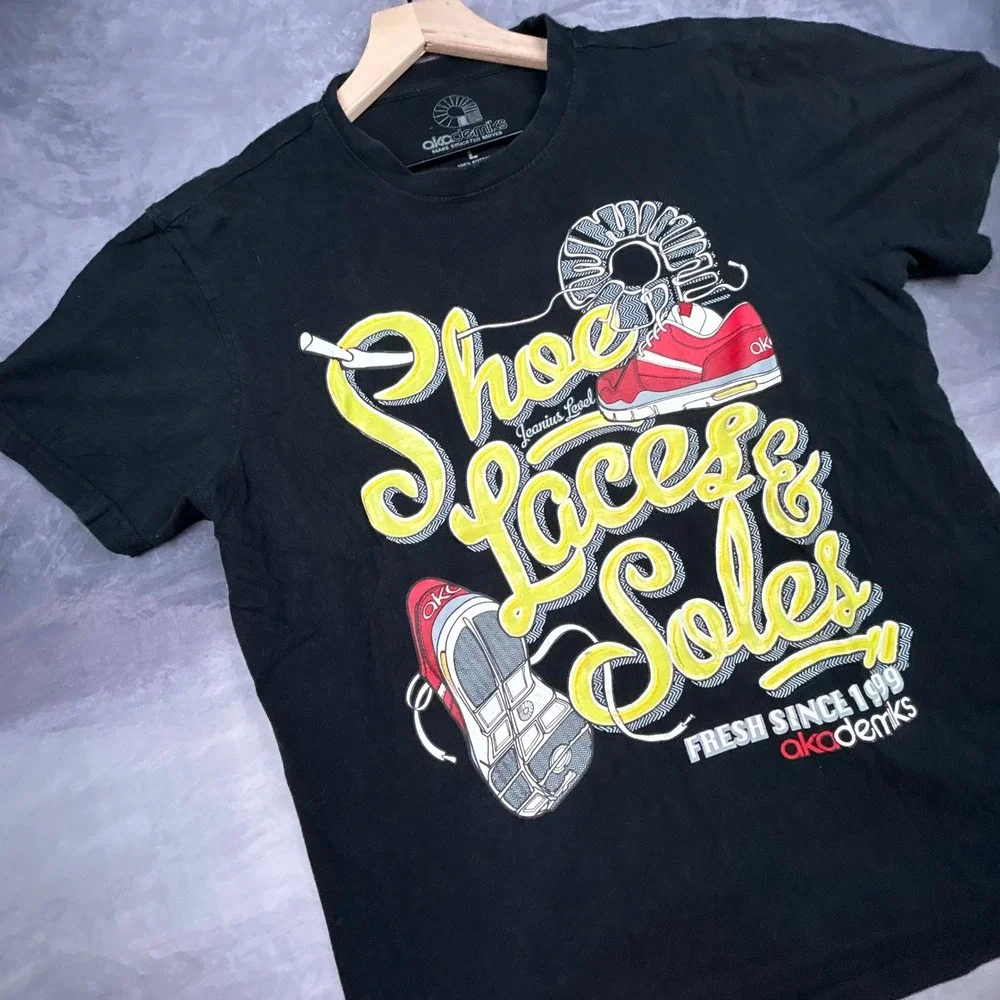 Akademiks Mens Black‎ Shoe Laces & Soles Graphic T-Shirt Y2K Vintage Large